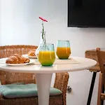 Cobblestone Comfort In Διαμέρισμα