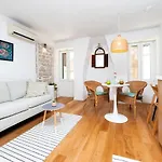 Cobblestone Comfort In Ρόβινι