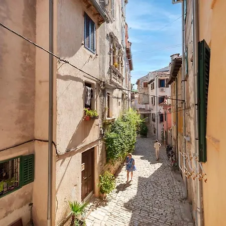 Cobblestone Comfort In Ρόβινι