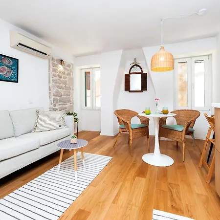 Cobblestone Comfort In Rovinj