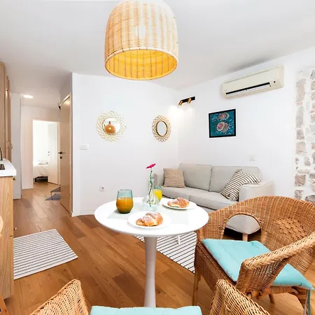 Cobblestone Comfort In Daire Rovinj